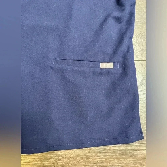 Figs Women’s M Scrub Top - Navy. - Picture 3 of 4